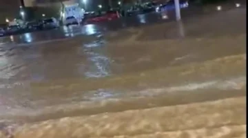 انفجار ماسورة مياه بشارع التسعين الشمالي يتسبب في أضرار واسعة ويعطل حركة المرور بالتجمع